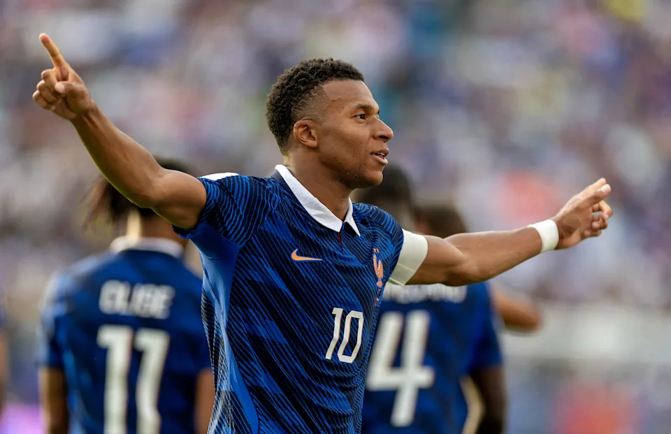 Front Pages Bow to France's Masterclass as Spain Fine-Tunes its Machinery at the World Cup