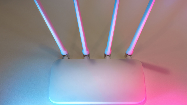 The Correct Way to Position Your Router's Antennas Depends on Your Home