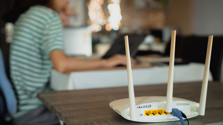 The Correct Way to Position Your Router's Antennas Depends on Your Home