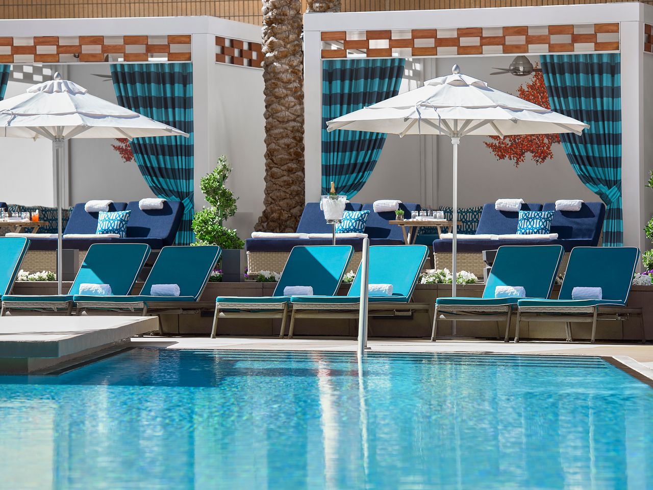 The Ultimate Guide to Las Vegas' Best Resort Pools: Beat the Desert Heat in Style