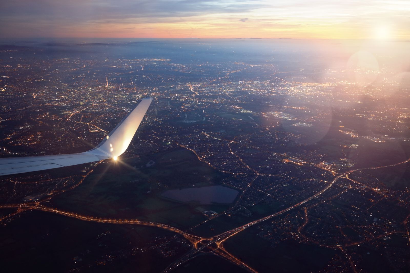 Who Gets to Control the Plane Window? The Unwritten Rules of Shade Etiquette